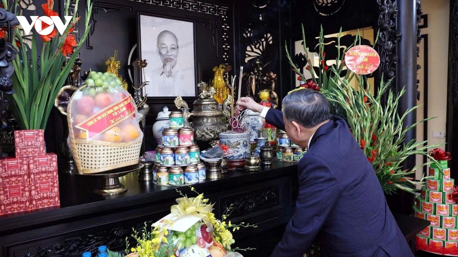 Party General Secretary pays tribute to President Ho Chi Minh in Hanoi